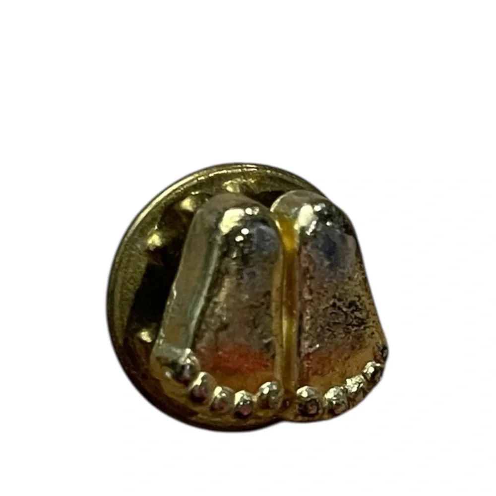 V. Evers 1979 Tiny Gold Tone Baby Feet Footprints Pinback Lapel Pin Newborn‎